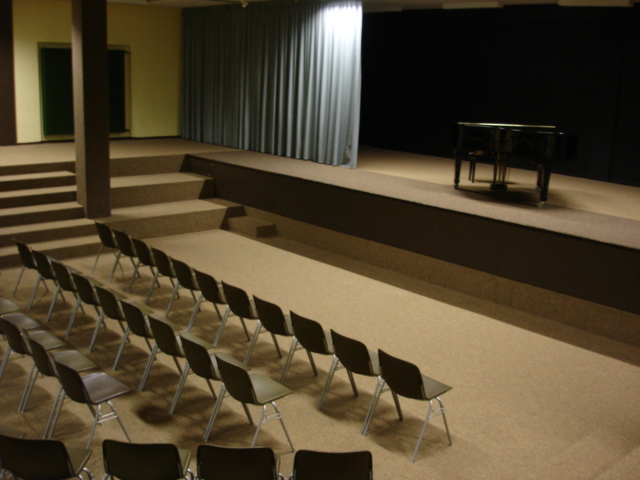 113 - PREPARATION DE LA SALLE DU COLLEGE, POUR LE RECITAL.JPG